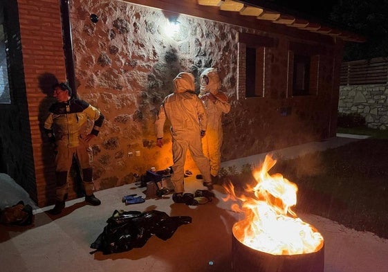 Miembros de los Bomberos de Logroño eliminan (y queman) un nido de vespa velutina en El Rasillo.