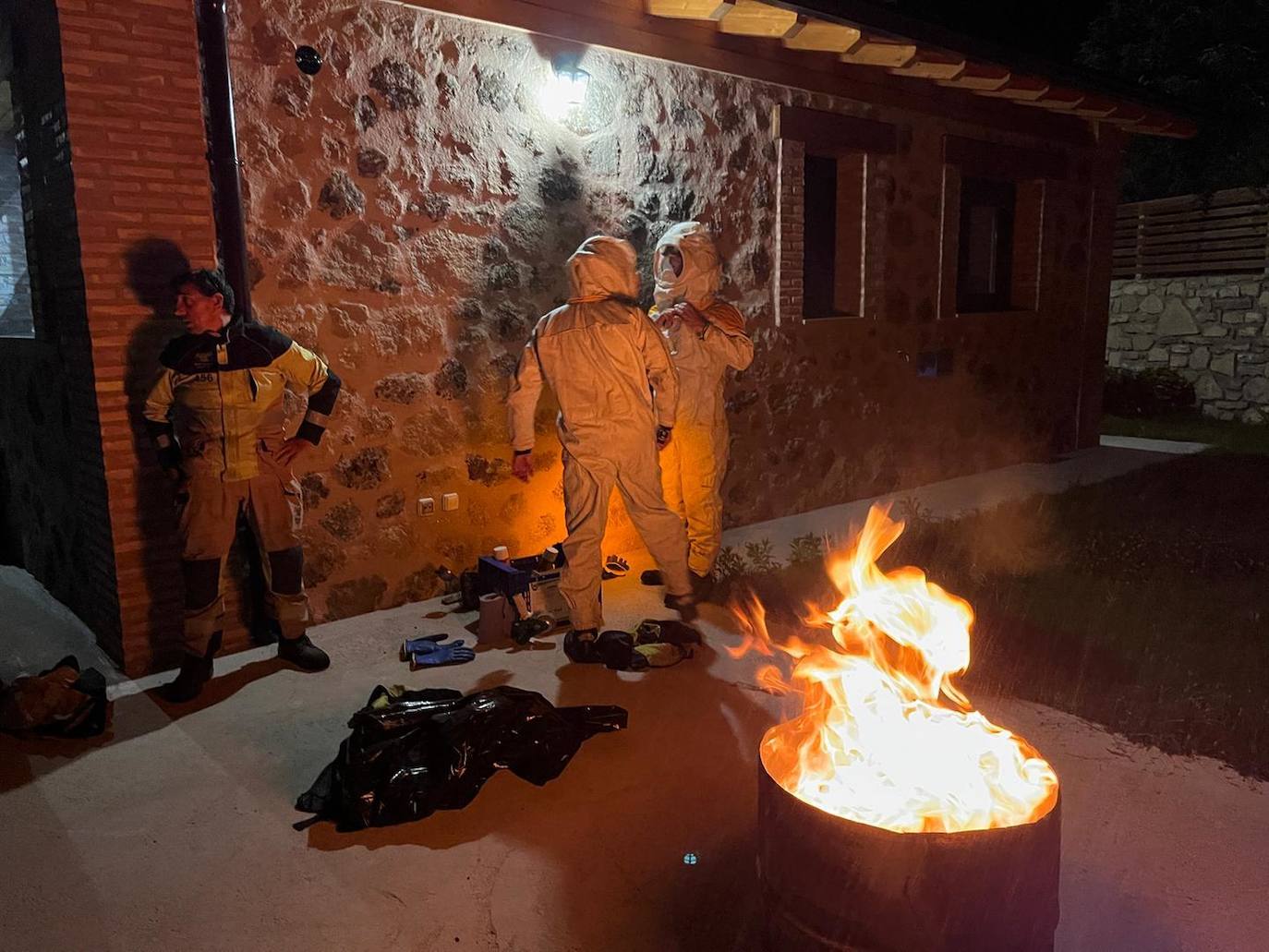 Miembros de los Bomberos de Logroño eliminan (y queman) un nido de vespa velutina en El Rasillo.