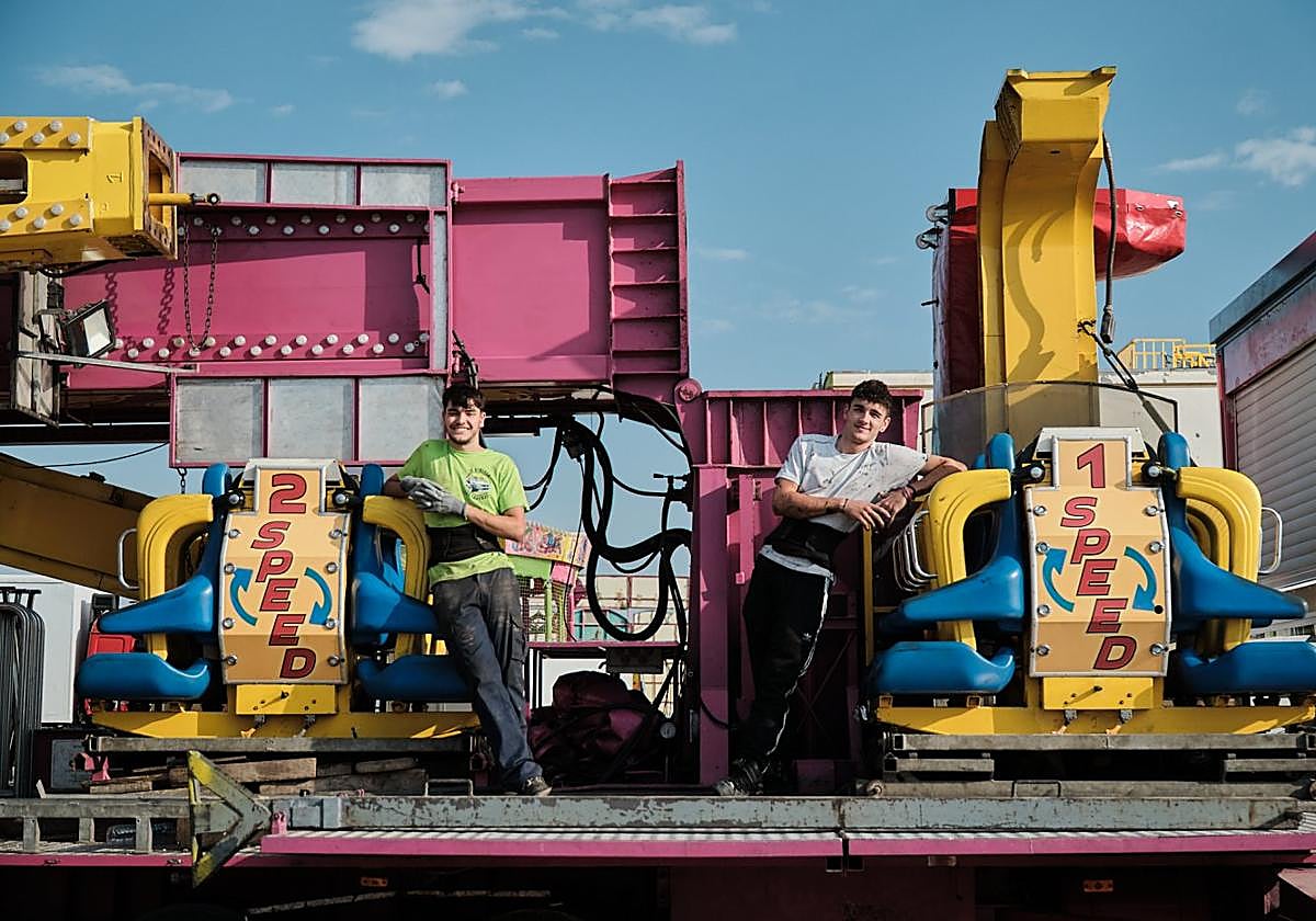 Iker y Aarón posan en la atracción 'Speed' de Francisco Martínez, en la que trabajan.