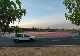 Un vehículo circula por la glorieta abierta para la entrada y salida de Entre Ríos hacia la N-111.
