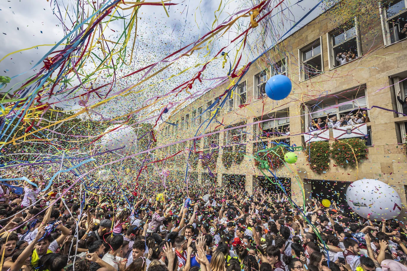 La alegría del chupinazo ha desbordado este viernes la plaza del Ayuntamiento.