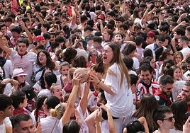 Colocación de los indicadores en el pasaje de Duquesa de la Victoria con avenida de la Paz.