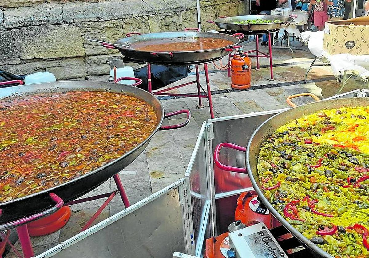 Paellas en pleno proceso de elaboración.