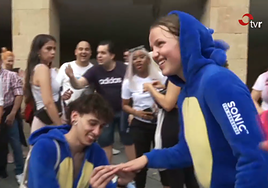 Un joven pide matrimonio a su novia durante el cohete de San Mateo