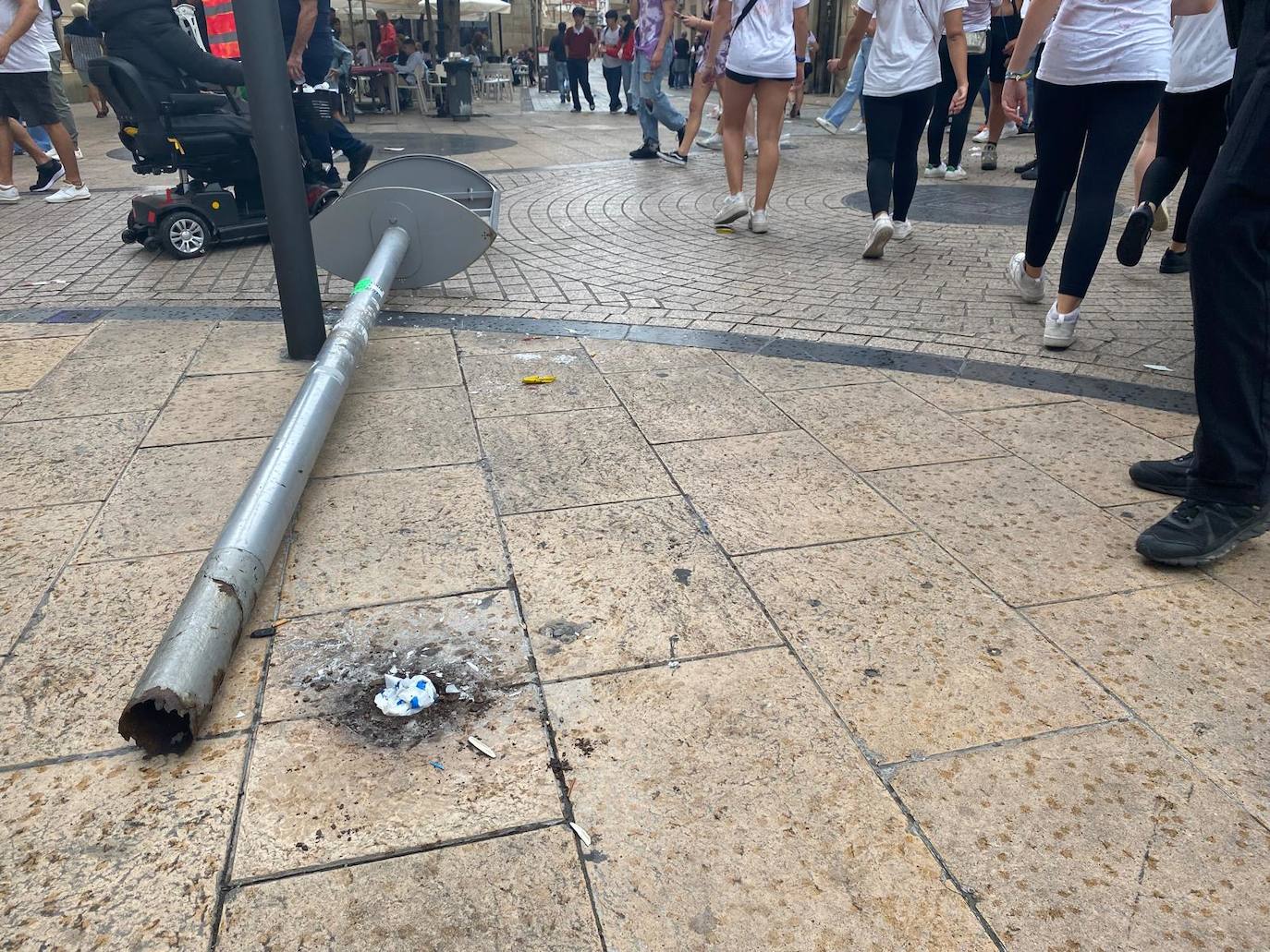 El poste ha caído sobre dos jóvenes.