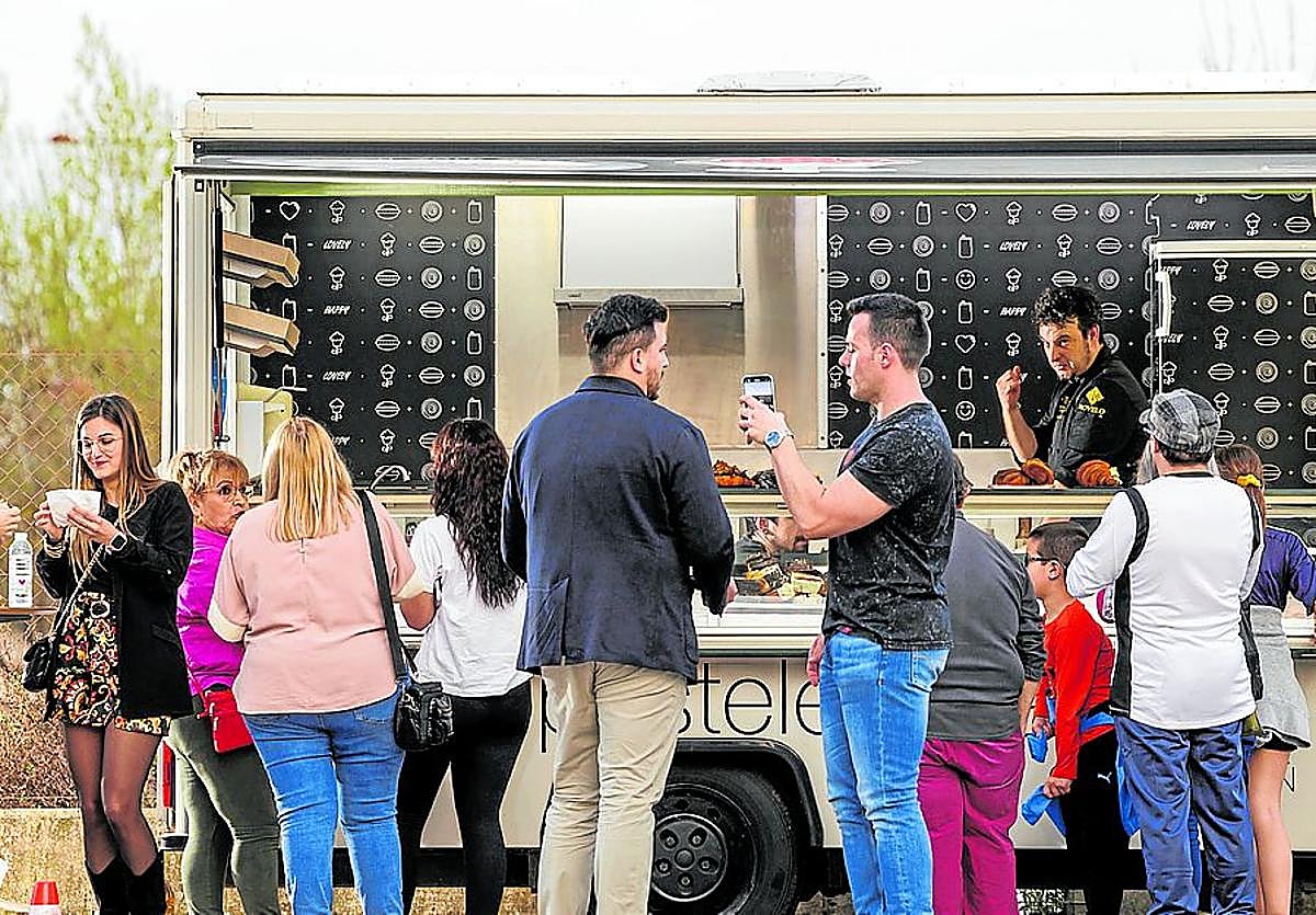 David Nicolás, en su food truck, durante un evento.