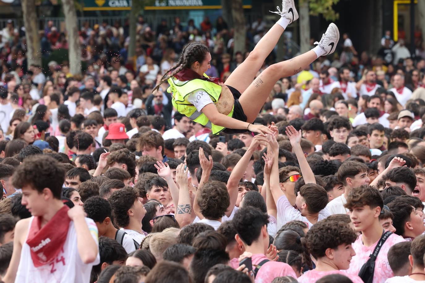 Por los aires: la alegría ha desbordado la plaza del Ayuntamiento.
