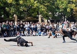 'Totó', a la derecha, anima el espectáculo que protagoniza junto a Pumba, Pioli, Niño, Isaac y Tarik .