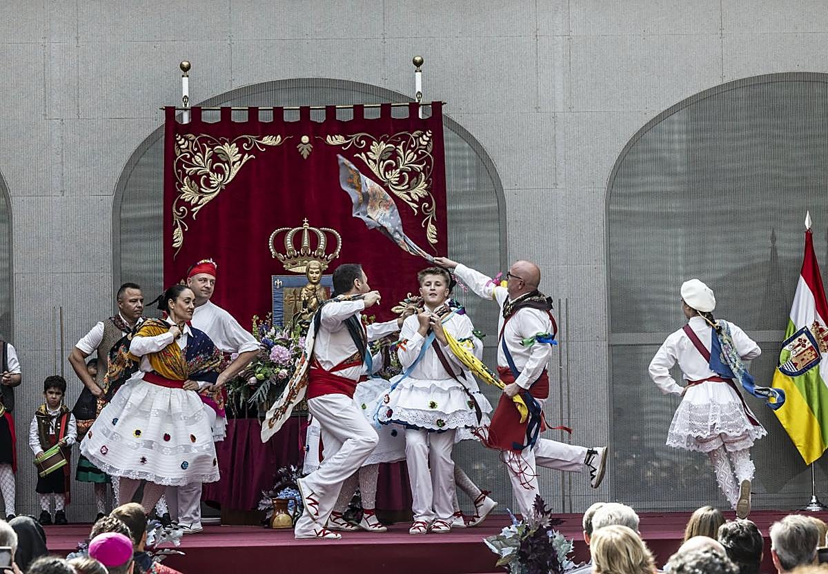 El Grupo de Danzas de Logroño estrenando la coreografía de su director, José Ángel Bartolomé.
