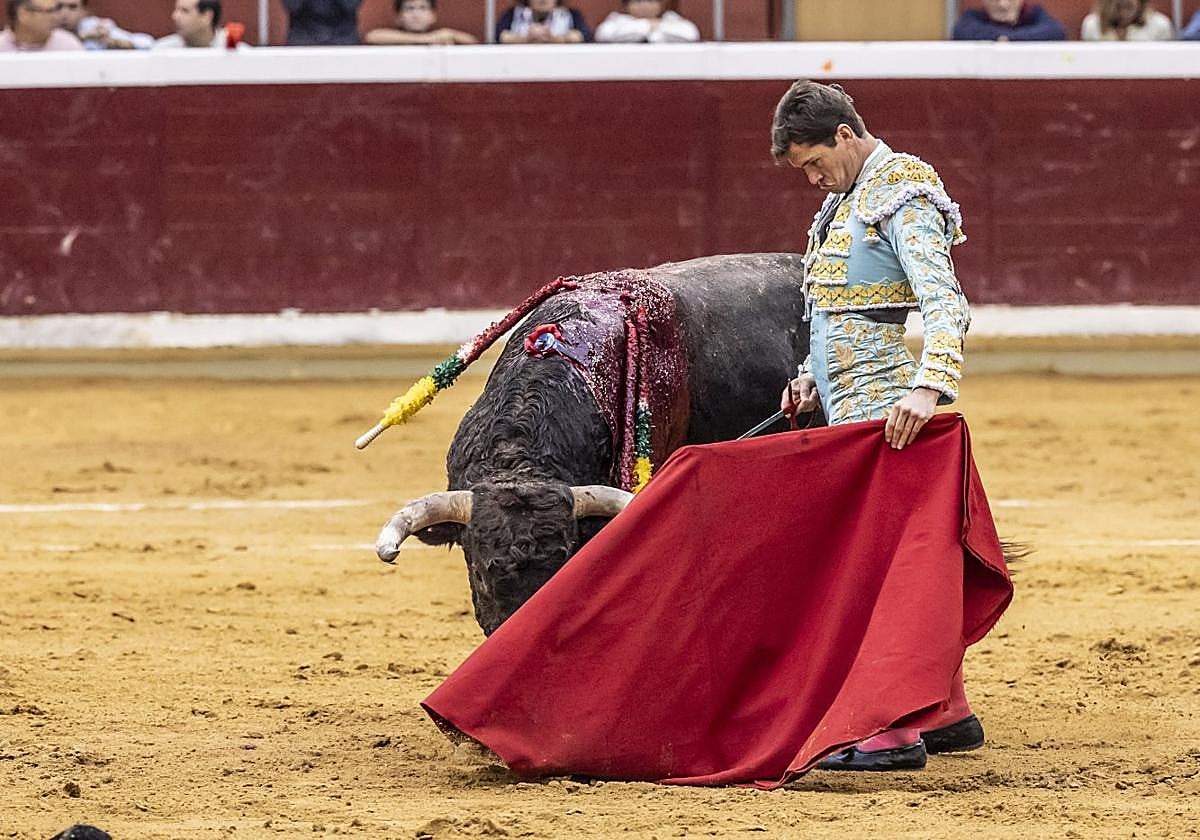 Daniel Luque ayundándose por bajo en su primero de la tarde.