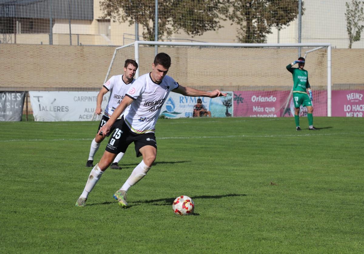 Iván Rubio golpea el balón en un partido de esta campaña.