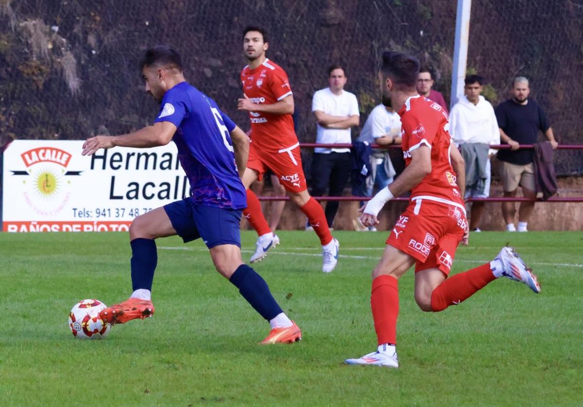 Emilio, con el balón, en el encuentro contra el Utebo.