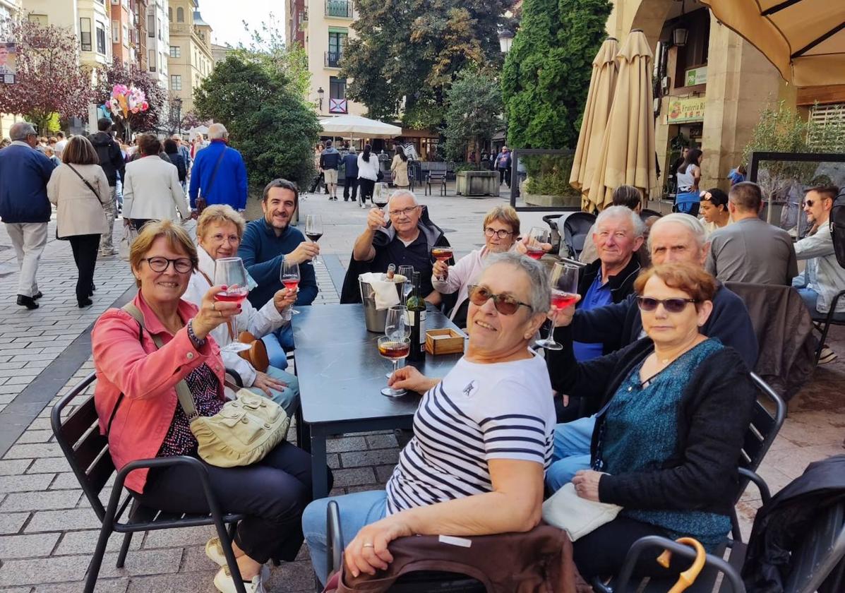 Carmen y sus acompañantes, en una terraza de Portales.