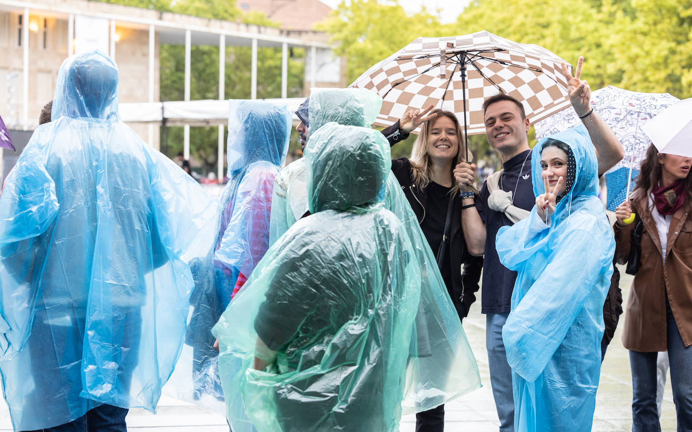 Jóvenes a los que la lluvia no impidió acercarse y disfrutar de la Cata Popular de la Peña La Uva.