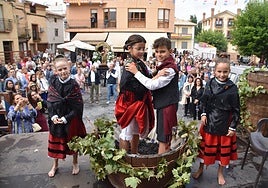 El pisado para la ofrenda del mosto a la virgen se hizo ayer en la procesión en Rincón de Olivedo.