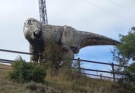 Réplica de un dinosaurio en el yacimiento La Pellejera en Hornillos de Cameros.