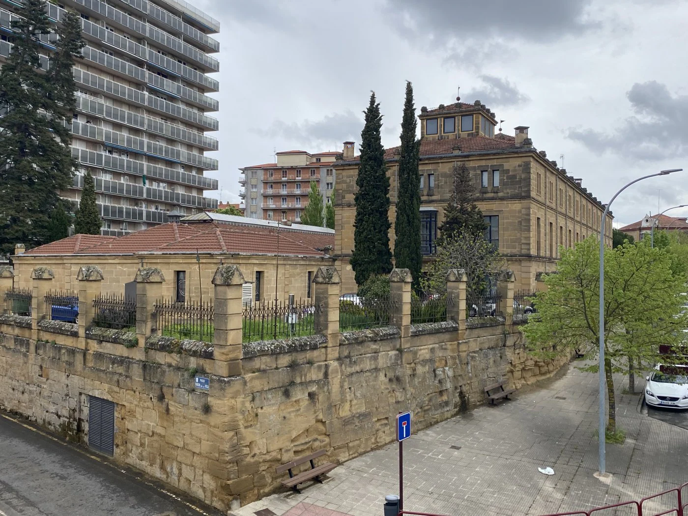 Vista de la Estación Enológica de Haro, desde la pasarela de Vista Alegre.