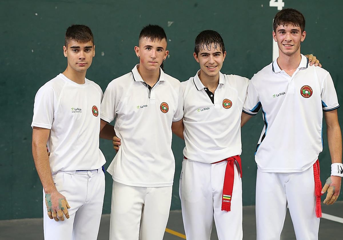 Cuatro pelotaris, ayer tras acabar su partido.