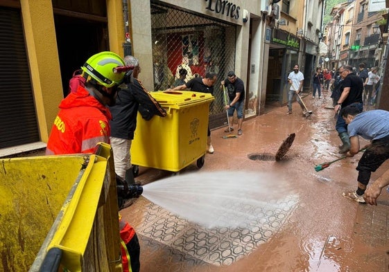 Bomberos actuando en las calles de Nájera.