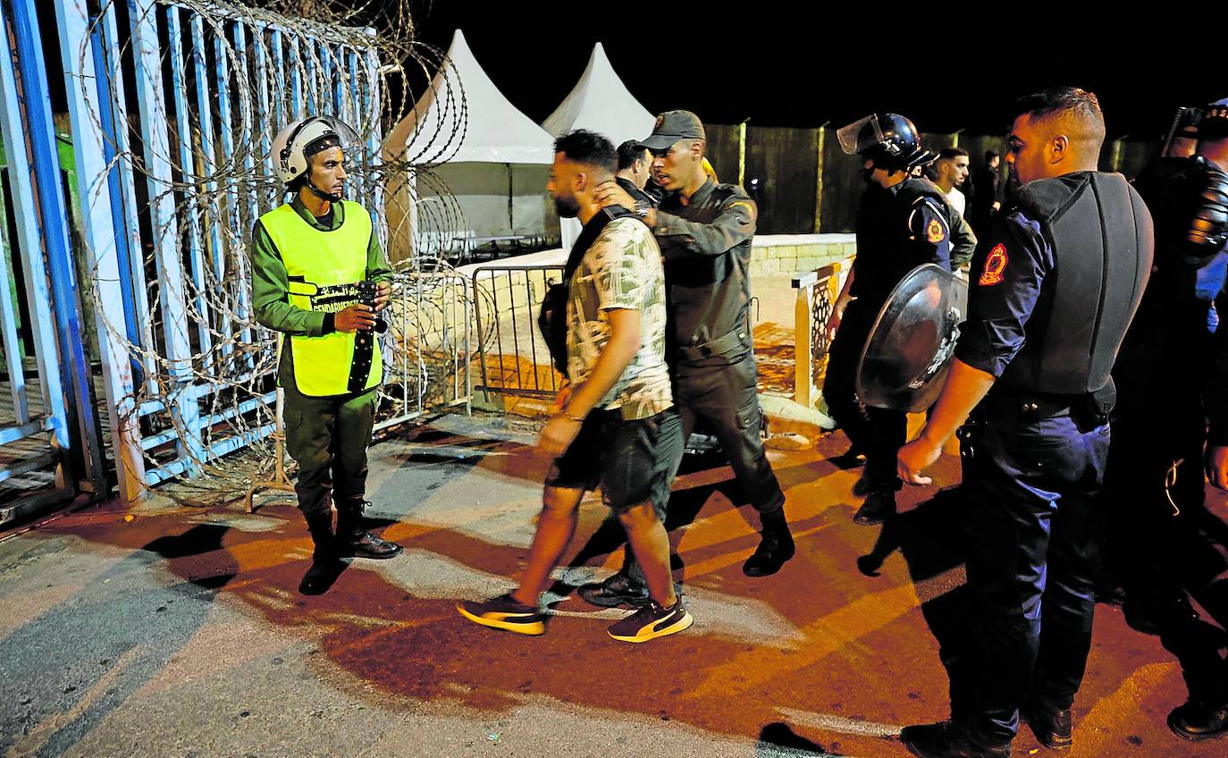 La gendarmería marroquí detiene a un migrante que trató de pasar este domingo el control fronterizo de Ceuta junto a otras 300 personas. 