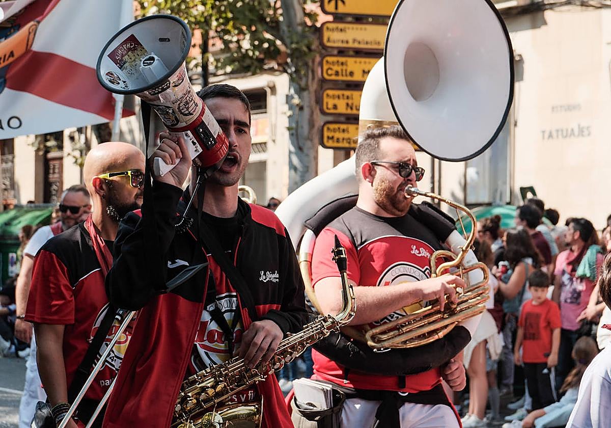 Desfile de peñas en las Carrozas