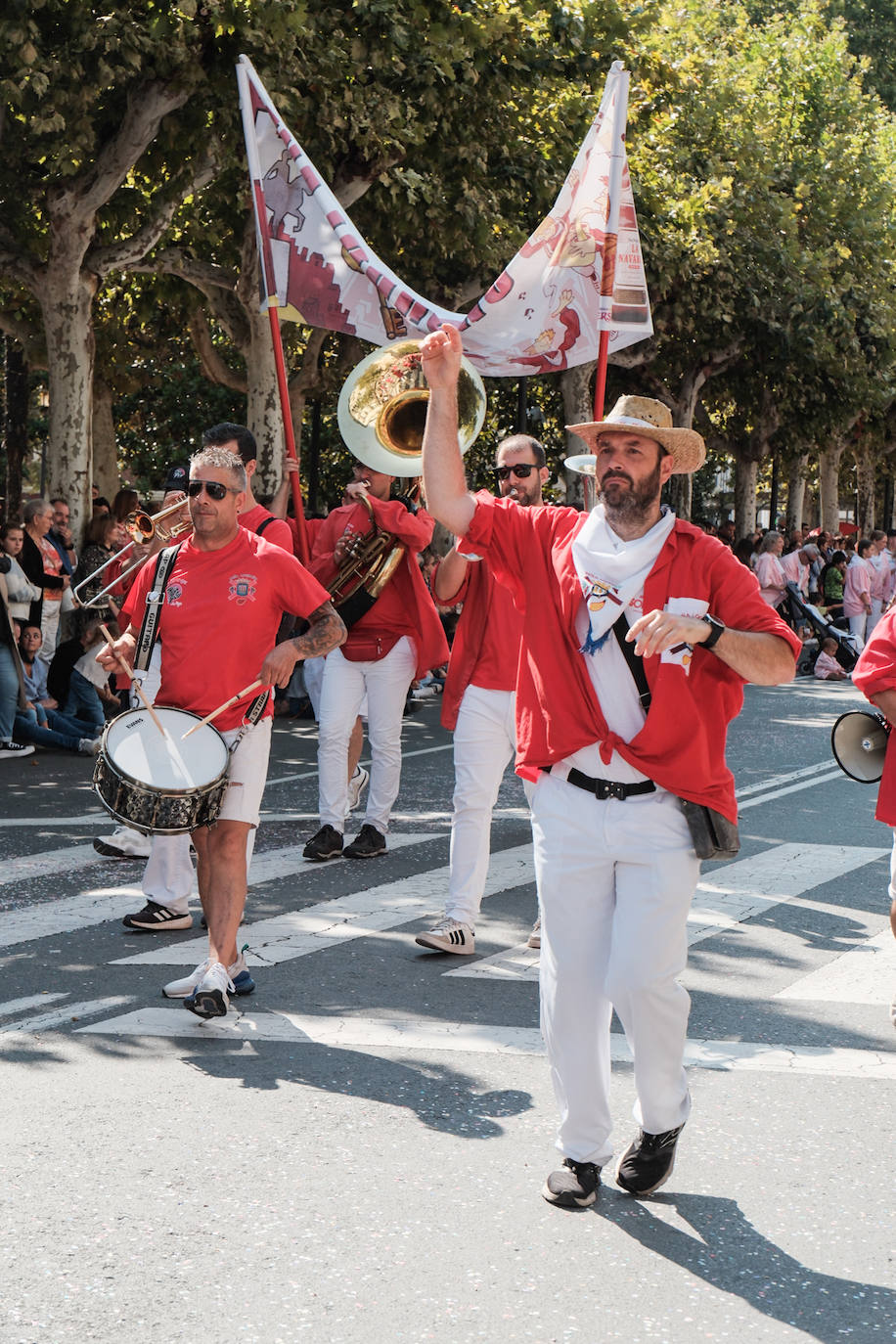 Desfile de peñas en las Carrozas