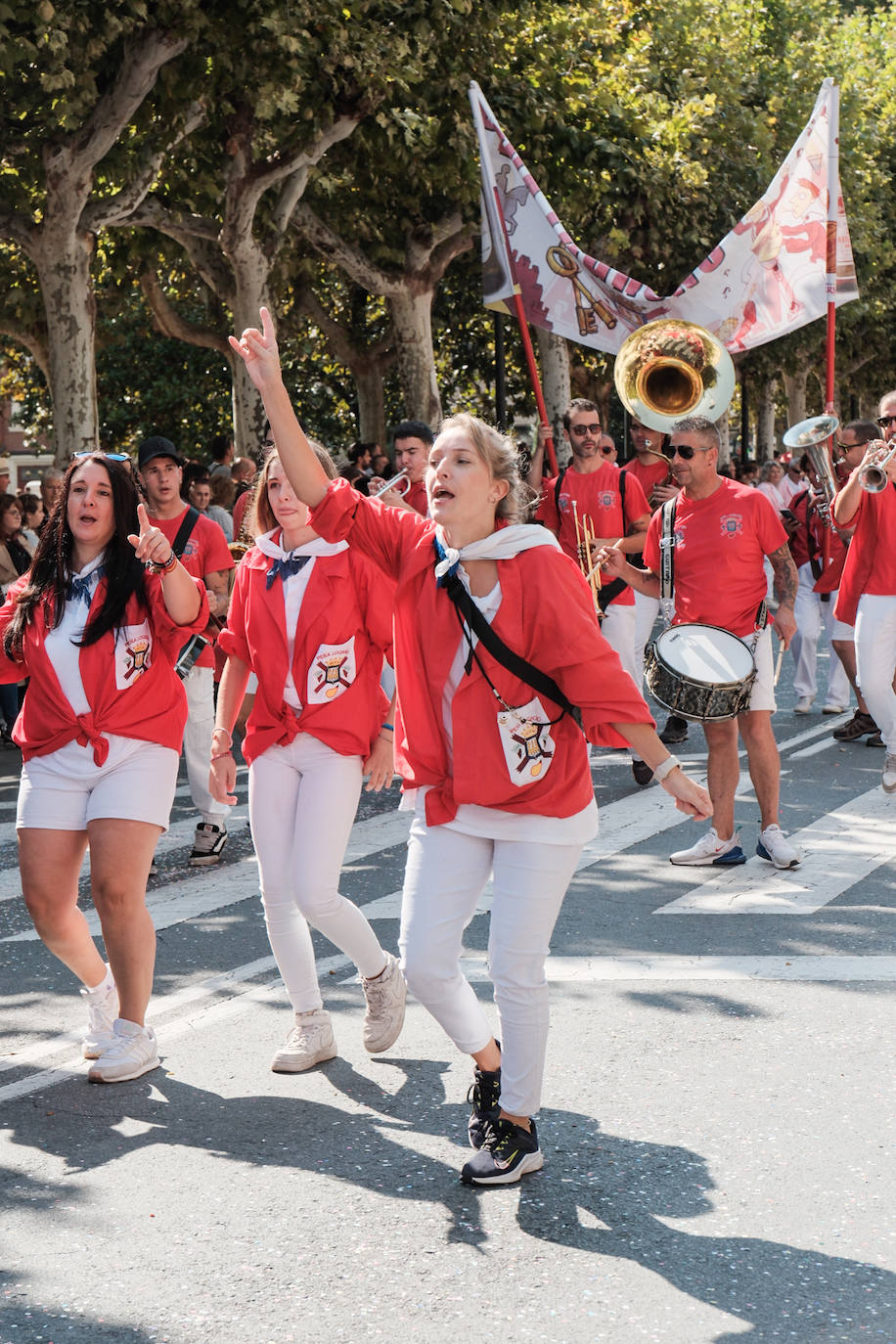 Desfile de peñas en las Carrozas