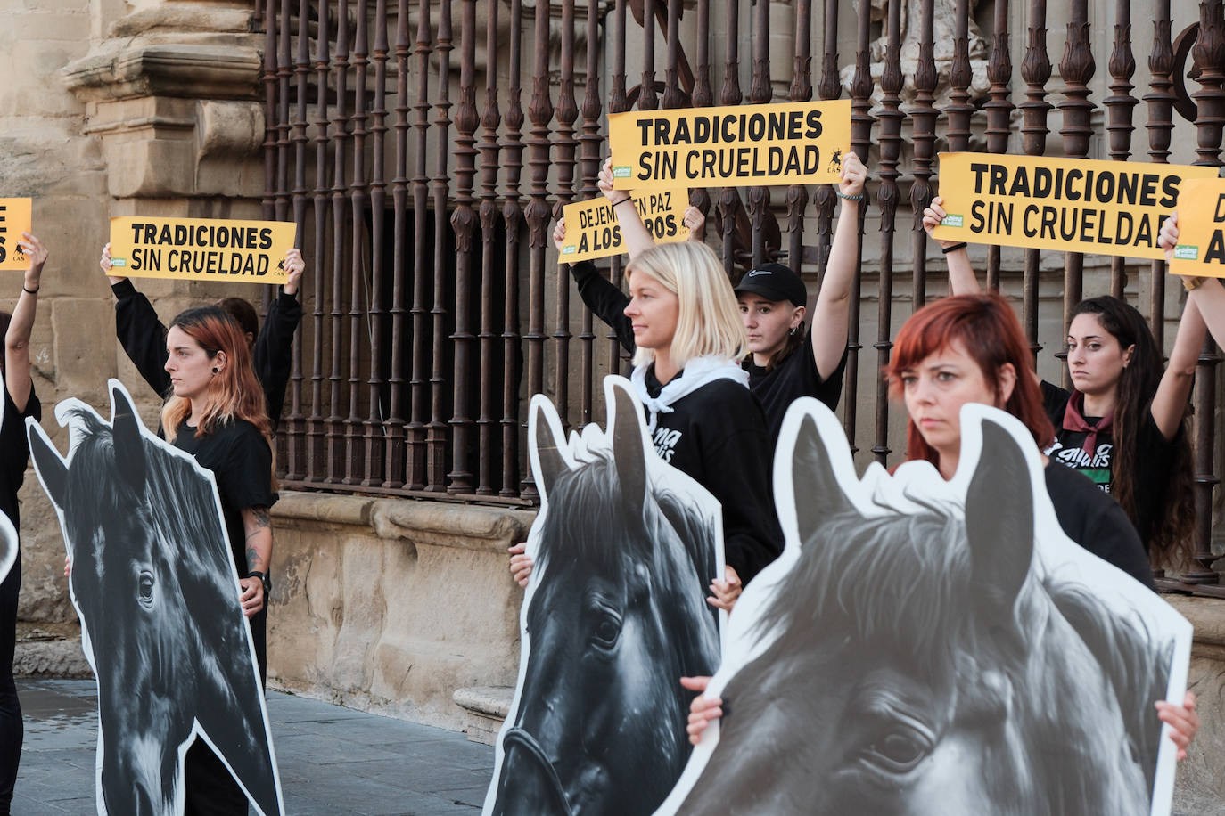 Concentración en la Plaza del Mercado bajo el lema &#039;Tauromaquia Abolición&#039;.