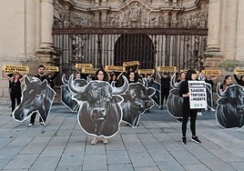 Concentración en la Plaza del Mercado bajo el lema 'Tauromaquia Abolición'.
