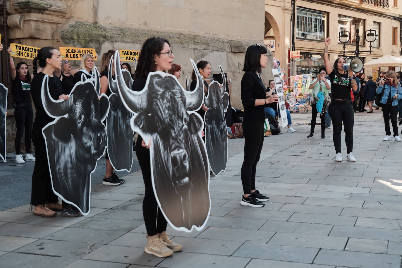 Concentración en la Plaza del Mercado bajo el lema &#039;Tauromaquia Abolición&#039;.