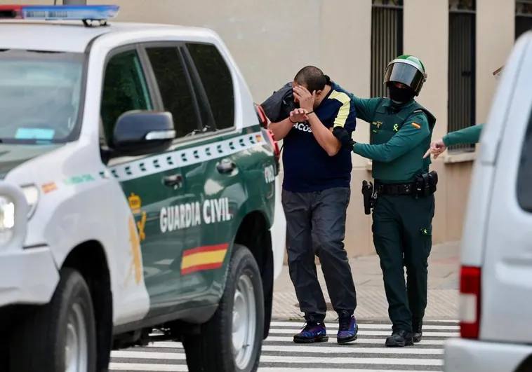 Al menos diez detenidos y más de 100 agentes movilizados en Logroño y Oyón.