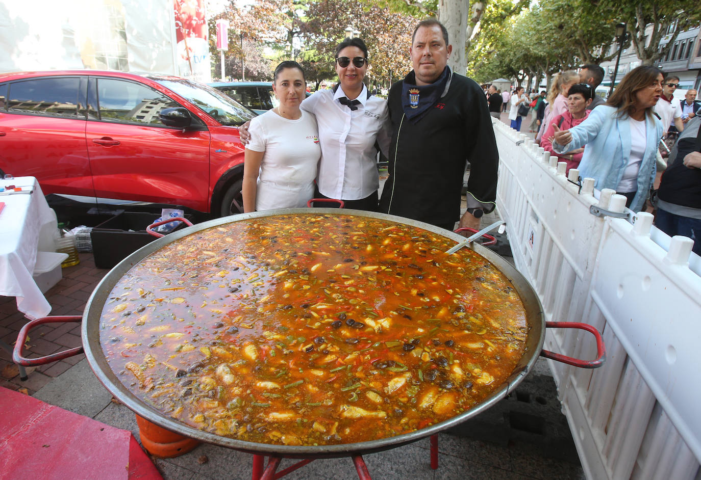 María Jesús Castresana, Najoua Bitri y Miguel Ángel Sánchez, del café-restaurante Urcey.