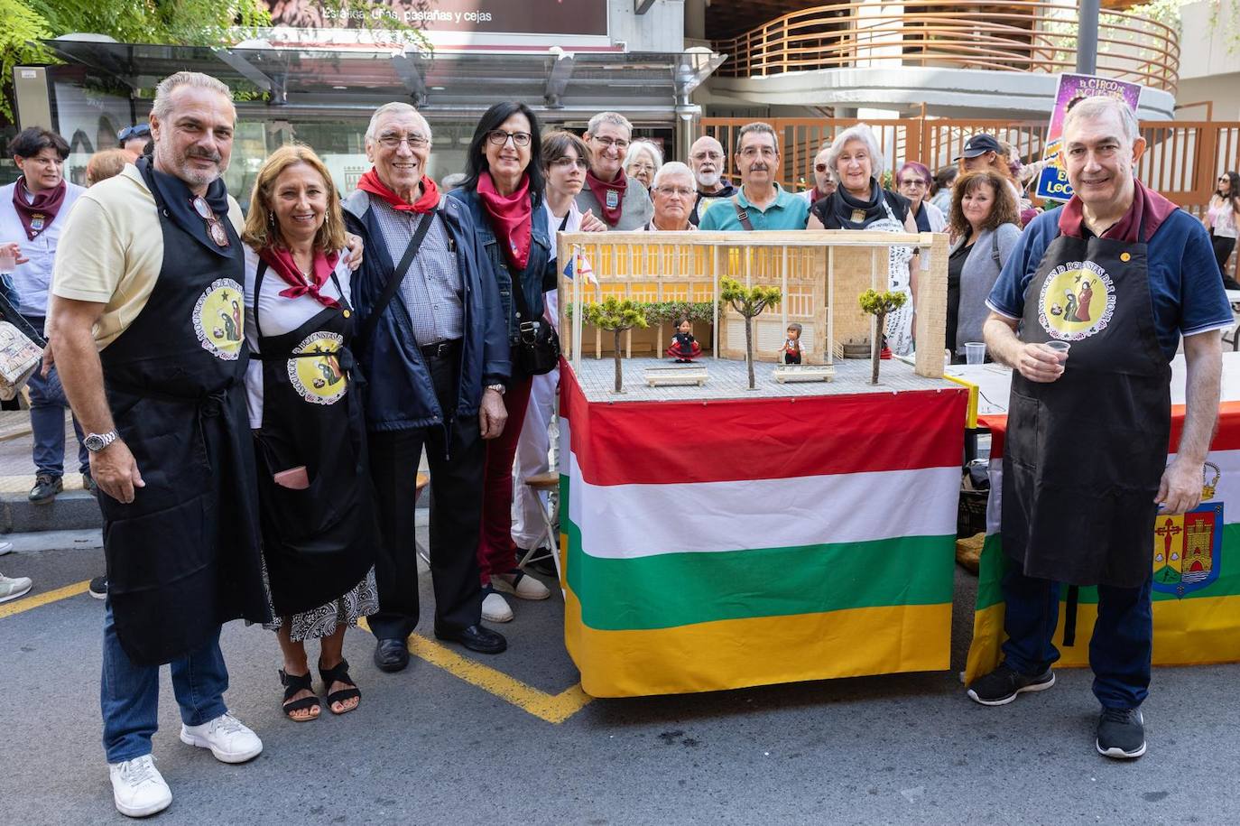 La Asociación de Belenistas de La Rioja, en el puesto que ha ganado el premio a la mejor decoración.