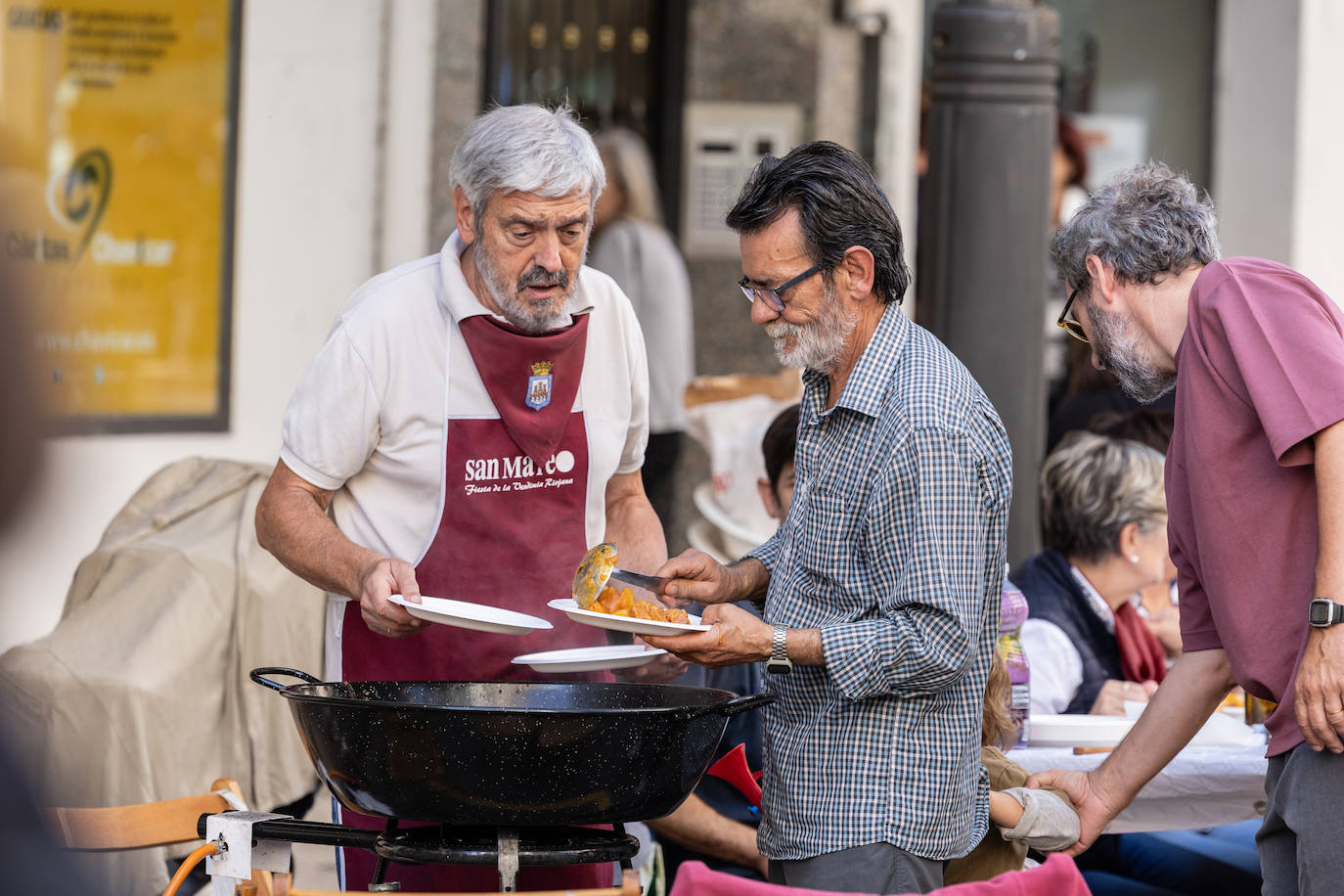 Logroño saborea las calderetas en la calle