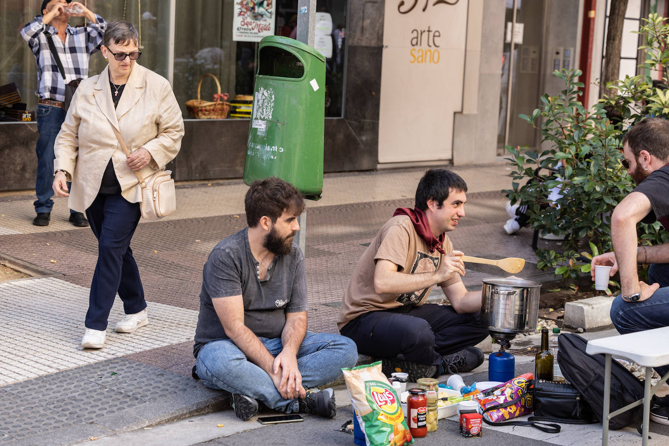 Logroño saborea las calderetas en la calle