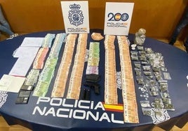 Imagen del dinero, armas y drogas incautadas.