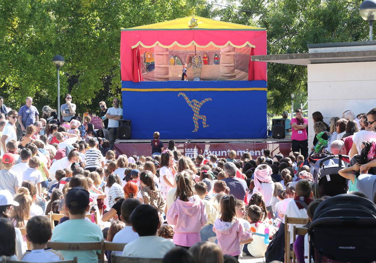 El parque San Adrián lleno de niños para disfrutar de las aventuras de Gorgorito, con el sol de frente y de justicia.