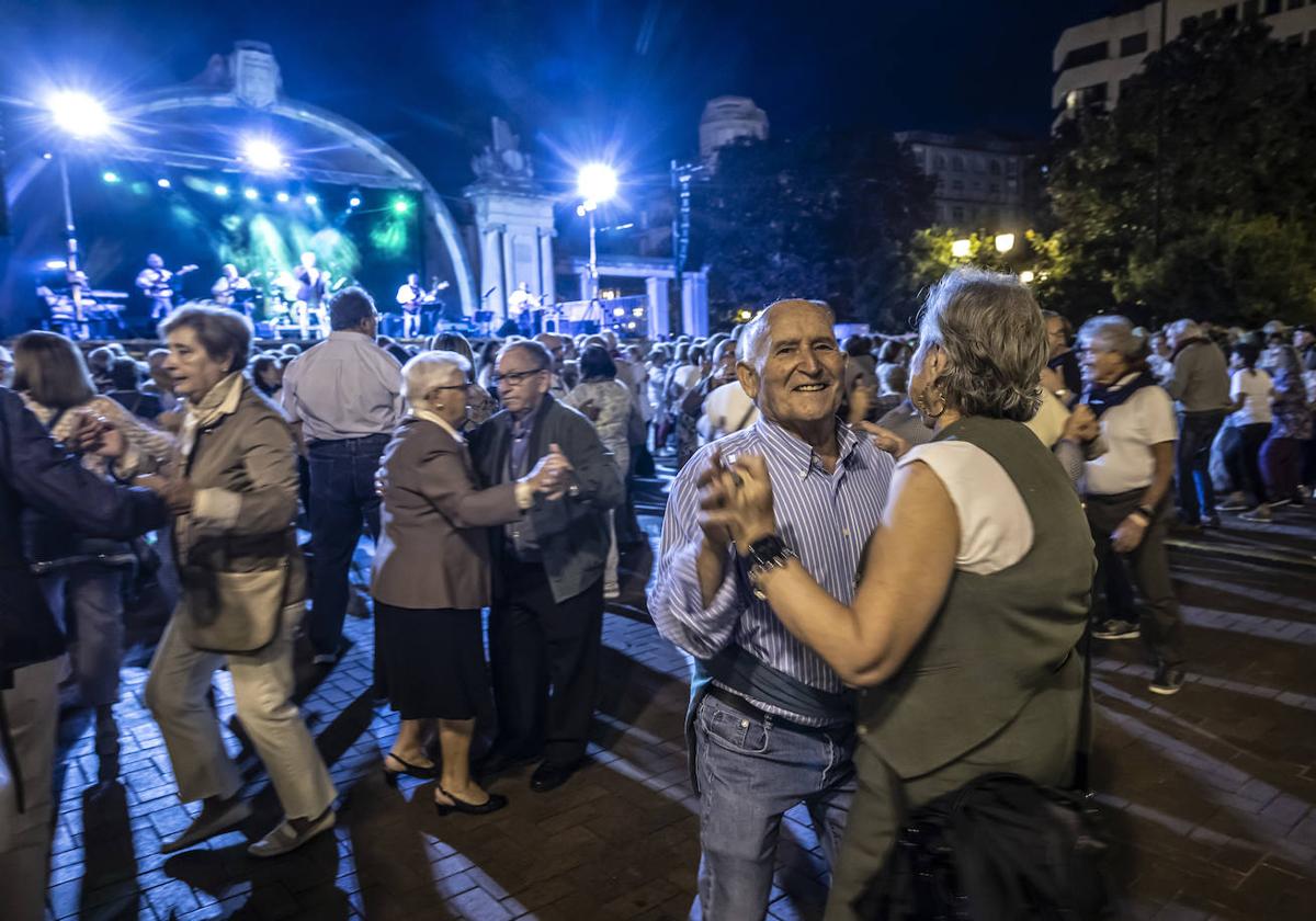 El baile de Los Átomos en El Espolón