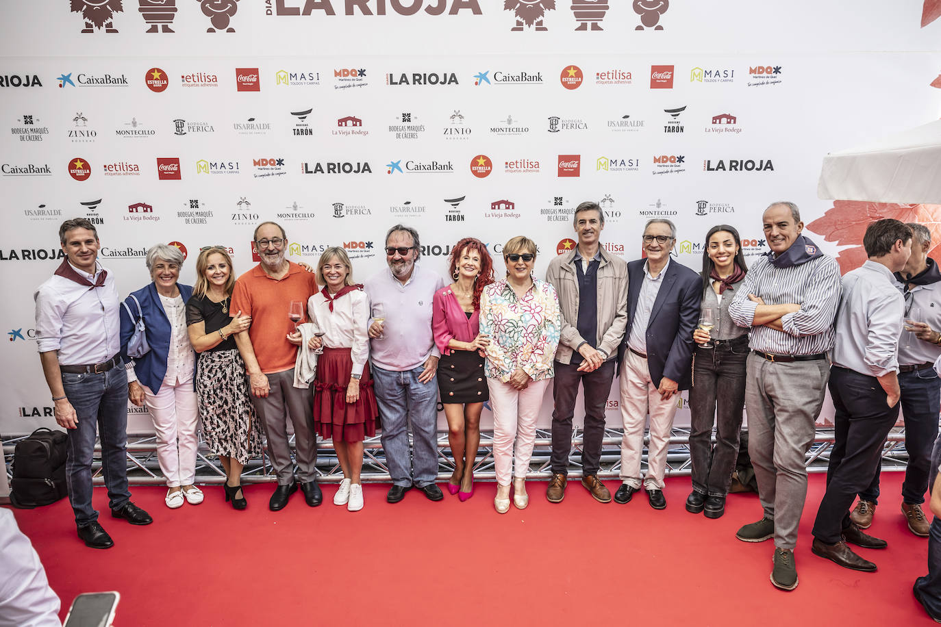 Carlos Santamaría junto con María Jesús Martínez, María José Zapata, Fernando Sáez, Teresa Cobo, Óscar Hierro, María José Marrodán, María Antonia San Felipe, Carlos Villar, Jesús Miguel Alonso, Maite Fernández y Toño del Río. 