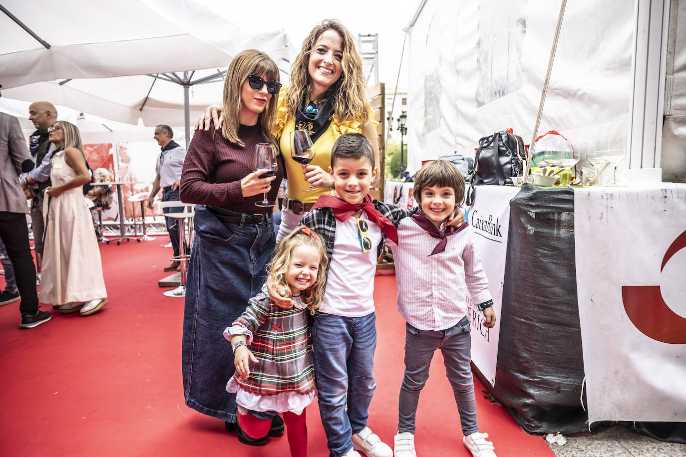 María Iñarrea, Loreto Sáenz, Naia, Enzo y Mateo.