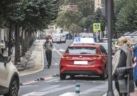 Un patinete por el carril bici de Duquesa de la Victoria.