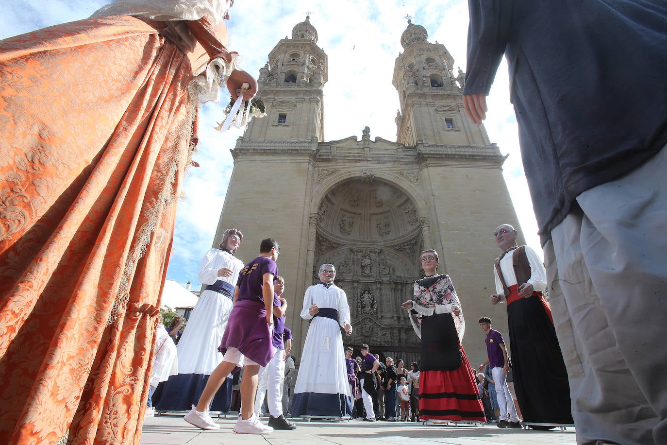 Preparados para bailar en la plaza del Mercado, con La Redonda como escenario, en estos sanmateos.