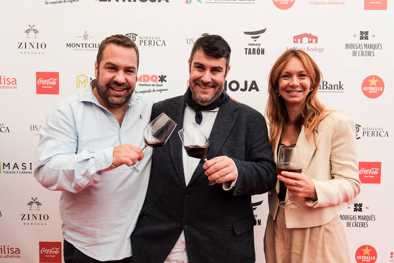 Álvaro y Javier Usurralde, de la Bodega Châpeau Wines, de Alfaro, ayer en la Terraza acompañados por Ana Hermida (Rioja Medios).