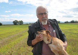 Luis Javier enseña en la zona cero las heridas sufridas por su can.