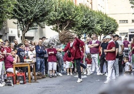 Lanzamiento de gavillas de la peña La Rioja