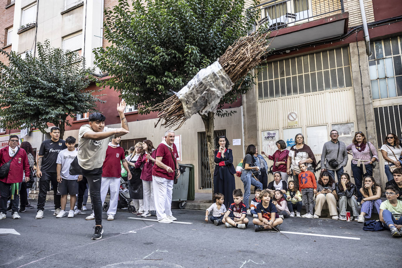 Lanzamiento de gavillas de la peña La Rioja