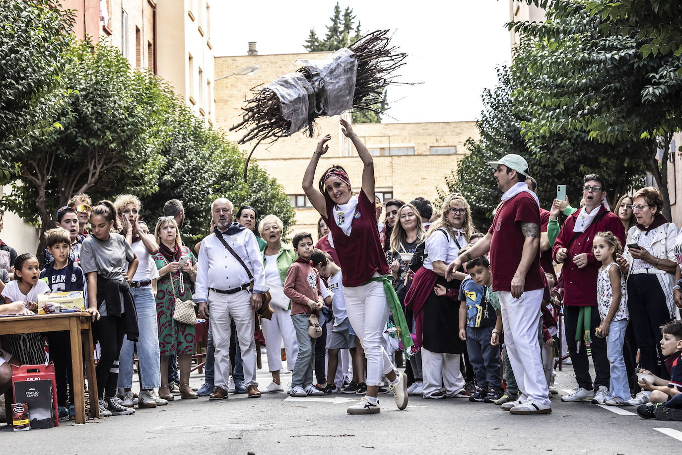 Lanzamiento de gavillas de la peña La Rioja