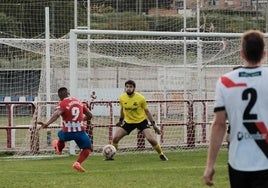 Mendoza se interna en el área del Varea. El equipo logroñés acabó goleado.