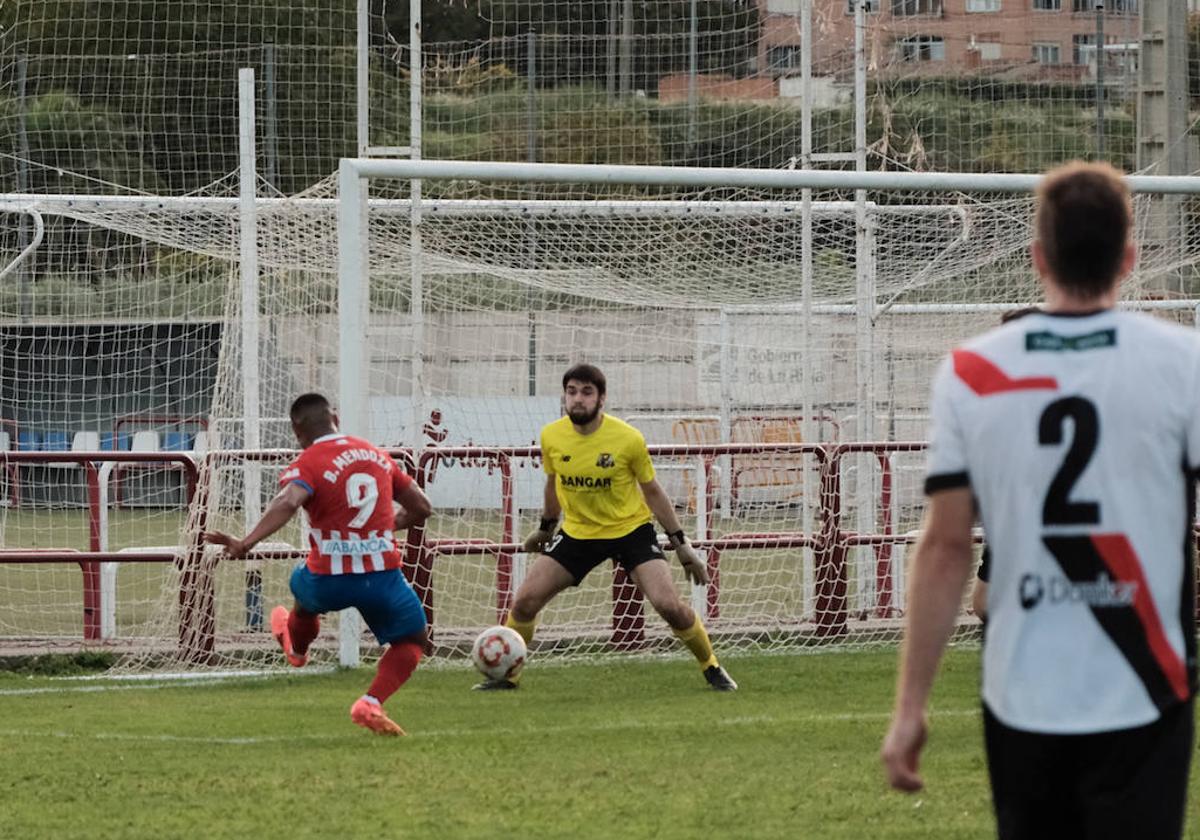 Mendoza se interna en el área del Varea. El equipo logroñés acabó goleado.