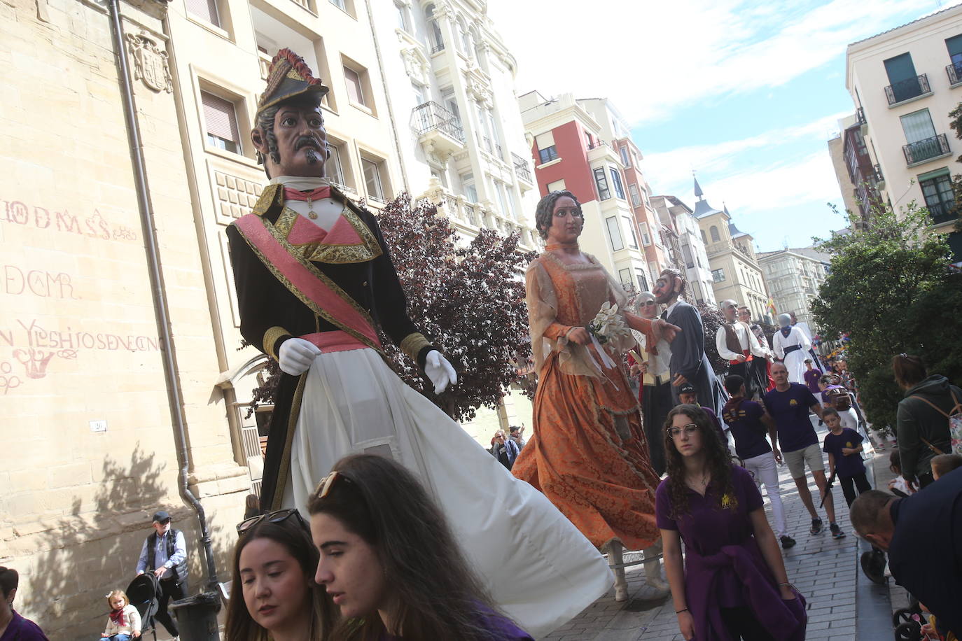 Gigantes y cabezudos por las calles de Logroño